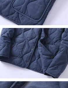 Detalle de chaqueta acolchada M65 azul marino con botones de presión y bolsillos.