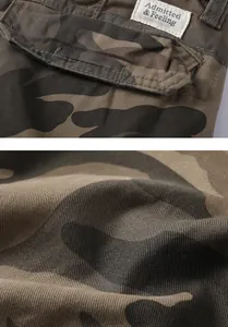 Detaillierte Makroansicht der Camouflage-Cargohose mit Stofftextur und Etikett