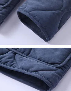 Primer plano del forro de la chaqueta acolchada M65 azul marino y detalles de costura