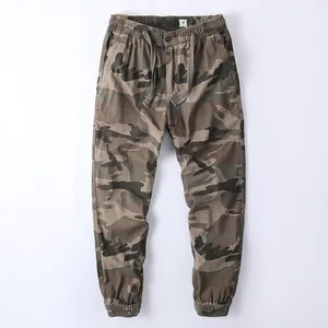 Pantaloni cargo mimetici da uomo con vita elastica e coulisse per un look casual
