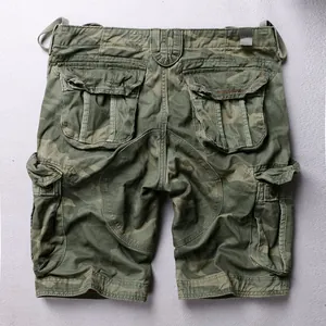 Vista posteriore di pantaloncini cargo mimetici vintage da uomo con multitasche