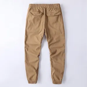 Vista posteriore di alta qualità di pantaloni jogger vintage kaki da uomo con vita elasticizzata