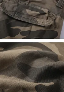 Vue détaillée du tissu en sergé camouflage durable et des détails de poche sur le short cargo.