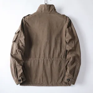 Vista posteriore di una giacca casual da uomo in cotone marrone pesante con tasche tattiche.