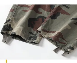 Makro-Detail des Beinsaums einer Tarn-Cargohose mit Kordelzug-Verschluss