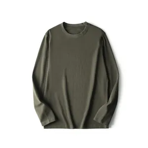 Plano profesional de una camiseta de algodón de manga larga y cuello redondo para hombre verde