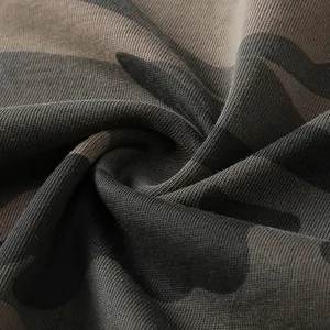 Gros plan sur un tissu camouflage en coton doux et respirant avec une texture tricotée