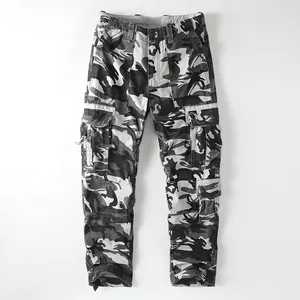 Klassische Herren-Cargohose mit schwarz-weißem Camouflage-Muster und praktischen Taschen