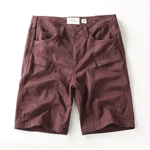 Foto in piano professionale di pantaloncini cargo bordeaux casual da uomo in cotone.