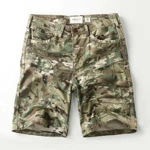 Pantaloncini cargo mimetici in cotone da uomo con tasche multiple su fondo bianco