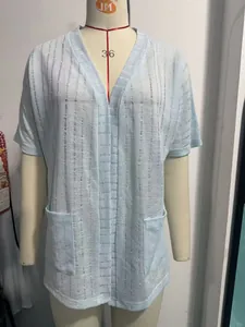 Detalles del cárdigan de manga corta azul claro con bolsillos en un maniquí de costura