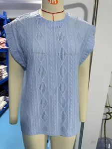 Débardeur en tricot bleu clair à col rond avec motif jacquard losange sur mannequin