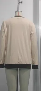 Vue arrière d'un sweat-shirt à manches longues et col rond bicolore crème et marron