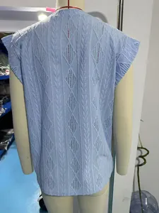 Vue détaillée de l'arrière d'un haut en maille jacquard bleu clair à motifs losanges