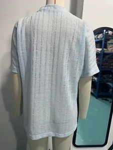 Vista trasera de una chaqueta de manga corta azul claro con rayas verticales texturizadas