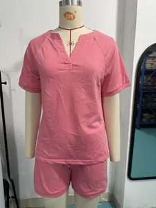 Vista detallada del conjunto rosa con top de manga corta y pantalones cortos con cordón