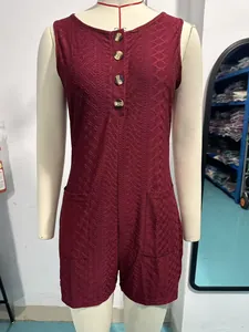 Vista dettagliata di una tutina senza maniche bordeaux con bottoni e tasche su un manichino