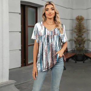 Modelo luciendo un top estampado de manga corta con cuello en V y pliegues