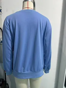 Rückansicht dieses hellblauen Langarm-Sweatshirts mit Rundhalsausschnitt auf der Schneiderpuppe