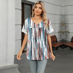 Detalle de blusa de verano para mujer con cuello en V y estampado vertical artístico.