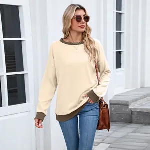 Vue détaillée d'un sweat-shirt ample à col rond pour femme avec bords-côtes olive contrastés.