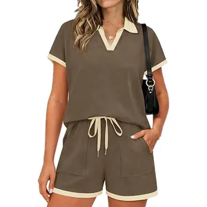 Zweiteiliges Damen-Sportset mit taupefarbenem Kurzarm-Oberteil und passenden Shorts.
