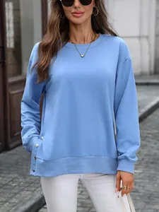 Detailansicht des blauen Rundhals-Sweatshirts mit stilvollen Seitenschlitzen und Knöpfen