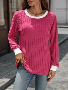 Dettaglio di maglione in maglia a coste rosa da donna con colletto e polsini a contrasto