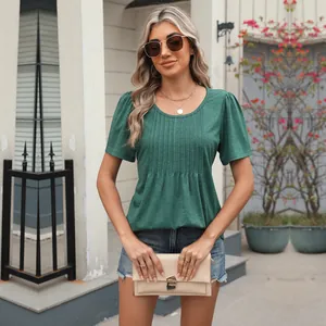 Primo piano della t-shirt verde a maniche corte con scollo rotondo e pieghe