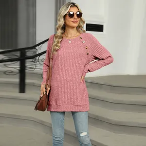 Élégant sweat-shirt rose à manches longues avec boutons décoratifs sur l'épaule et fentes
