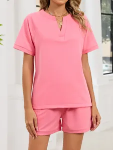 Vista detallada del conjunto rosa de mujer con top de manga corta con cuello en V y shorts