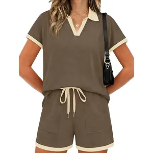 Zweiteiliges braunes Sommershorts-Set für Damen mit kontrastfarbenem V-Ausschnitt