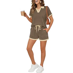 Zweiteiliges lässiges Damen Sportset mit kurzärmeligem Polo-Oberteil und passenden Shorts