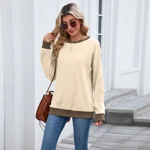Vue détaillée du sweat-shirt col rond femme avec finitions en bords-côtes marron.