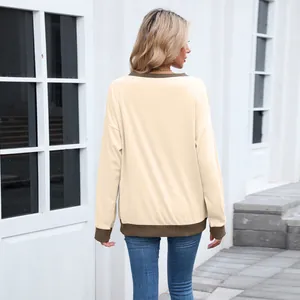 Vue détaillée du dos d'un sweat-shirt beige à coupe ample avec poignets côtelés marron