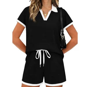 Schickes Damen-Sportset, zweiteilig, schwarzes Poloshirt und passende Shorts mit Kontrast