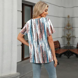 Vista trasera de una camiseta blanca de mujer con patrones artísticos de pincel azul y marrón