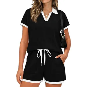 Detailansicht des schwarzen zweiteiligen Sportsets für Damen mit weißem Polokragen