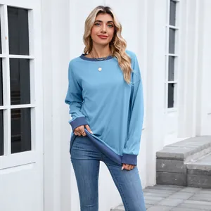 Détail d'un sweat bleu à manches longues avec poignets et encolure côtelés contrastés