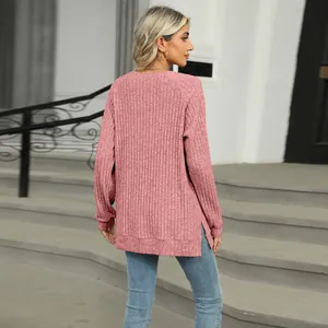 Vue arrière d'un pull rose à manches longues en maille côtelée avec fente latérale