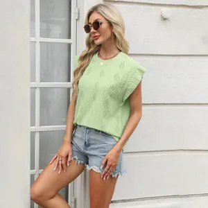 Gros plan sur le haut en tricot vert clair avec texture jacquard diamant et col rond