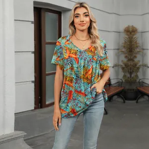 Modelo con top de cuello en V con estampado tropical vibrante y detalles plisados