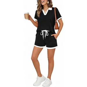 Detail des schwarzen zweiteiligen Freizeitsets für Damen mit weißem Kontrastbesatz.