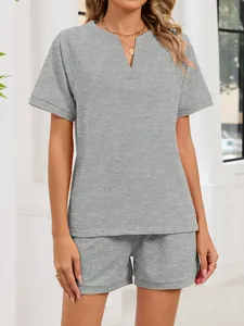 Cómodo conjunto gris de descanso para mujer con top de manga corta con cuello en V
