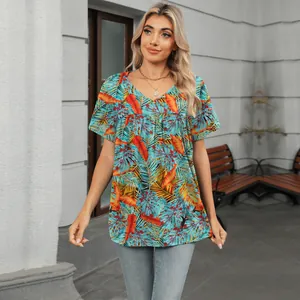 Detalle de blusa de verano con cuello en V para mujer, estampado tropical y pliegues