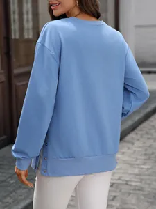 Rückansicht eines hellblauen Sweatshirts mit Rundhalsausschnitt und Seitenschlitz