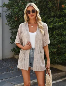 Detalle de cárdigan de verano para mujer con manga corta y bolsillos en punto beige