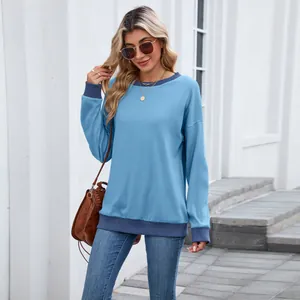 Détail du sweat-shirt pour femme avec poignets et ourlet côtelés bleu marine en plein air