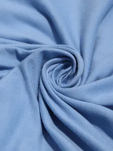 Nahaufnahme der weichen und glatten blauen Strickstofftextur dieses neuen Sweatshirts
