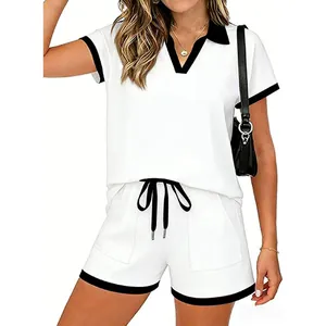 Sommerliches 2-teiliges Sportset für Damen mit weißem Polohemd und Shorts